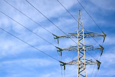 Elektrik pilon bulutlu gökyüzü mavi