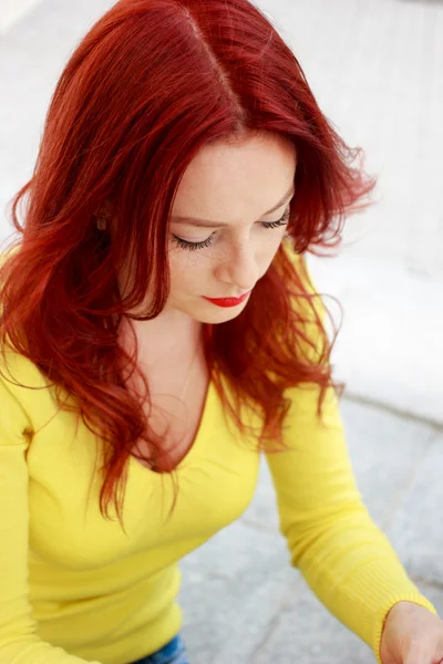 Portrait of a beautiful red-haired young woman outdoors — Stock Photo, Image
