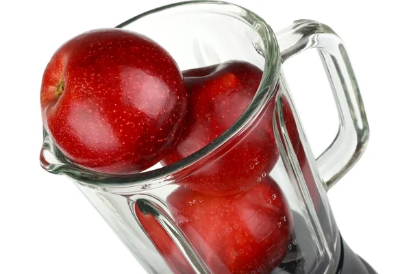 Blender ile üzerine beyaz izole Kırmızı elma