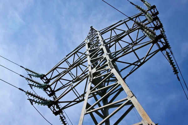 Elektrik pilon bulutlu gökyüzü mavi