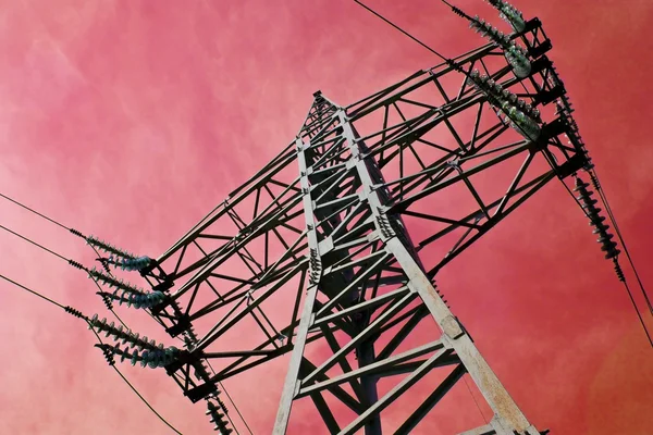 Elektrik pilon bulutlu gökyüzü karşı