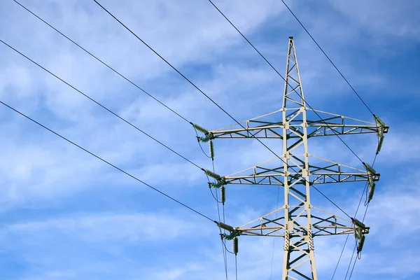 Elektrik pilon bulutlu gökyüzü mavi