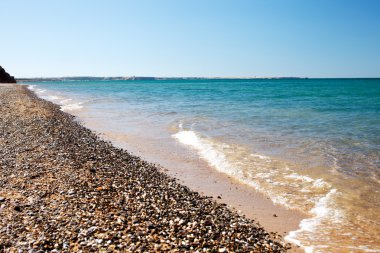 Kumlu sahilde denizin yumuşak dalgası