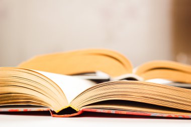 kitap yığını ile kompozisyon