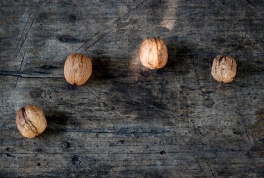 ahşap arka planda cevizler