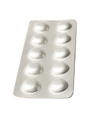 beyaz zemin üzerinde bir blister kutu hap