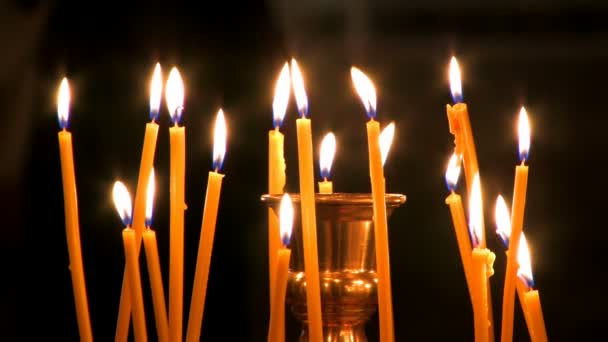 Candele in chiesa  . — Video Stock