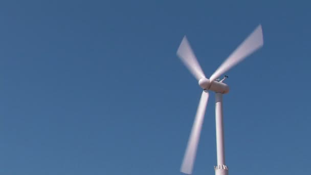 Turbina wiatrowa przeciwko jasne, Błękitne niebo. — Wideo stockowe