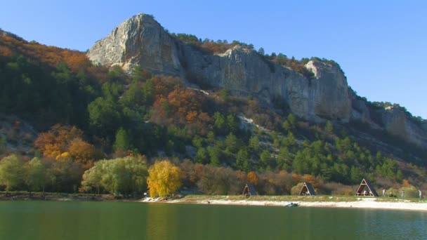 Picnic en el lago en un lugar pintoresco. Mangup, Crimea, Ucrania — Vídeos de Stock