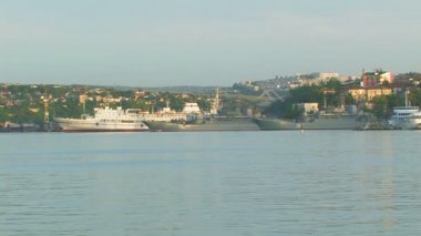 iskelede savaş gemileri