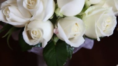 Bir buket beyaz gül..