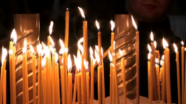 Velas na igreja — Vídeo de Stock