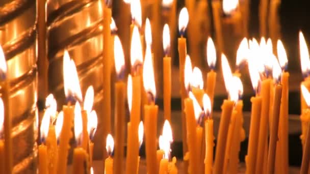 Candele in chiesa. Primo piano — Video Stock