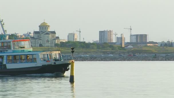 船上乘客在塞瓦斯托波尔海湾。? 12 — 图库视频影像
