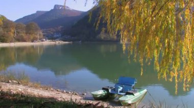 göl kıyısında katamaran