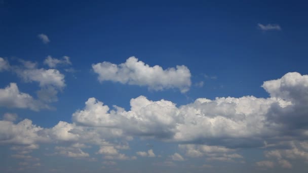 Cloudscape πάροδο του χρόνου. μπλε του ουρανού και το τροχαίο άσπρα σύννεφα. — Αρχείο Βίντεο