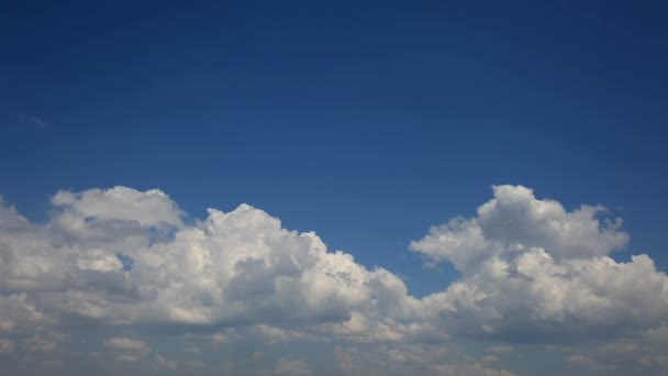 Cloudscape upływ czasu. błękitne niebo i toczenia białe chmury. — Wideo stockowe