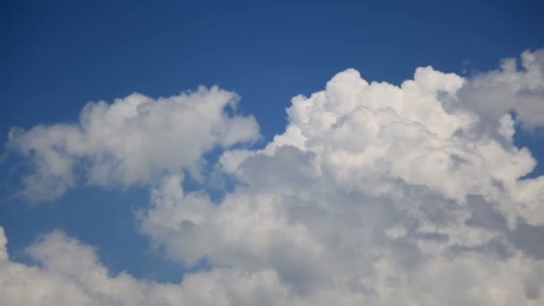 Cloudscape časová prodleva. modrá obloha a zvlněné bílé mraky — Stock video