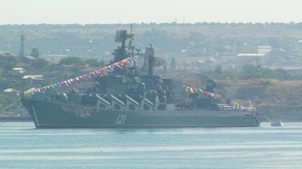 Охороняє ракетний крейсер "Москва" — стокове відео