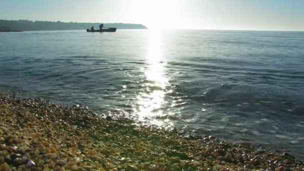 Beau paysage marin. Les pêcheurs vont travailler . — Video