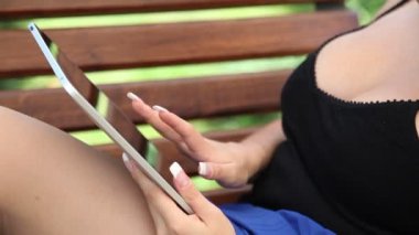 Tablet bilgisayarlı kadın