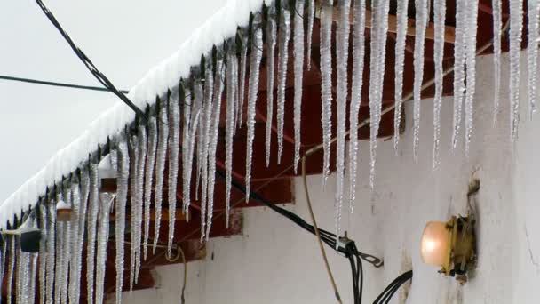 Eiszapfen auf dem Dach — Stockvideo