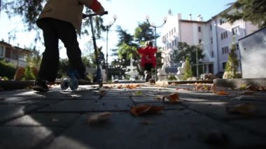 Çocuk scooter üzerinde sürme.