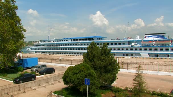 Passenger ship on the quay — Stock Video