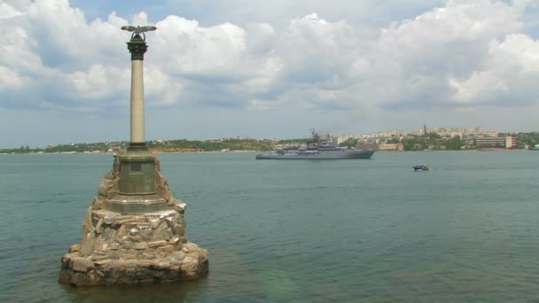 Monument voor overstroomd schepen in de baai van sevastopol. — Stockvideo
