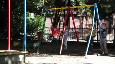 çocukları salıncakta sürme.