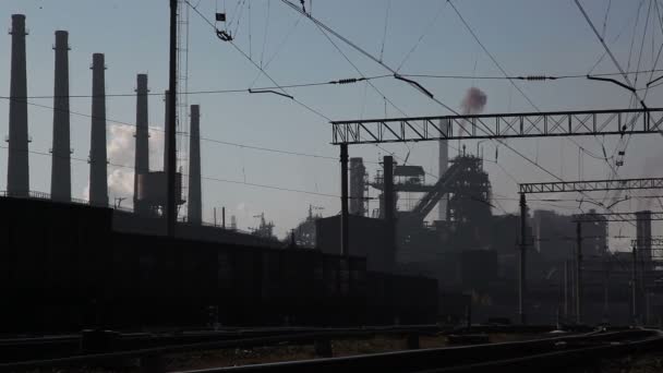 Потяги та промислові споруди — стокове відео