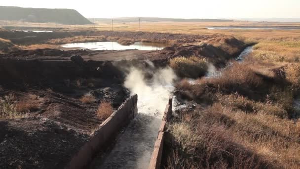 Aguas residuales calientes fluyen a través del canal — Vídeo de stock