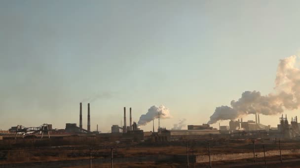 Roken schoorstenen op het dak van de plant. — Stockvideo