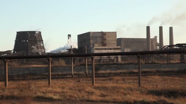 Chimeneas humeantes en el techo de la planta . — Vídeo de stock