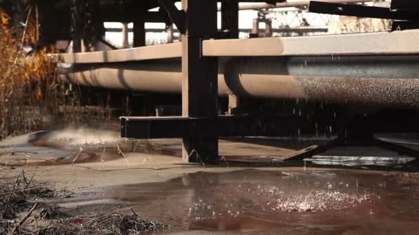 Fuga en un suministro de agua industrial . — Vídeos de Stock