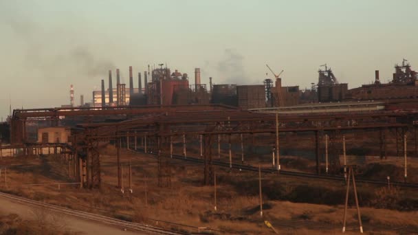 Крупный металлургический завод — стоковое видео