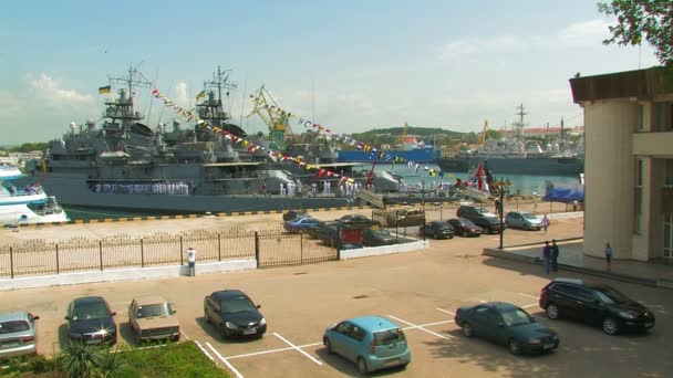Боевой корабль в заливе — стоковое видео