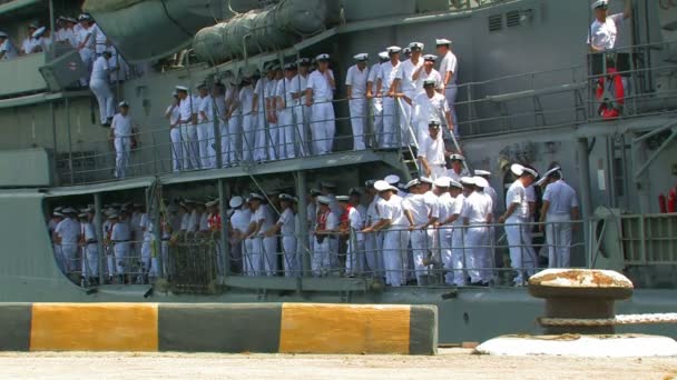 Os marinheiros no navio — Vídeo de Stock