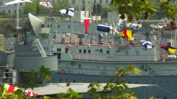 Buque de guerra en la bahía — Vídeo de stock