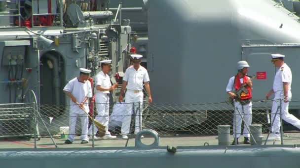 Los marineros en el barco — Vídeo de stock