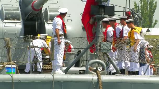 Los marineros en el barco — Vídeo de stock