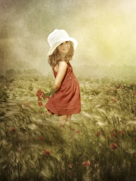 罂粟字段中的小、 快乐的小女孩 — 图库照片