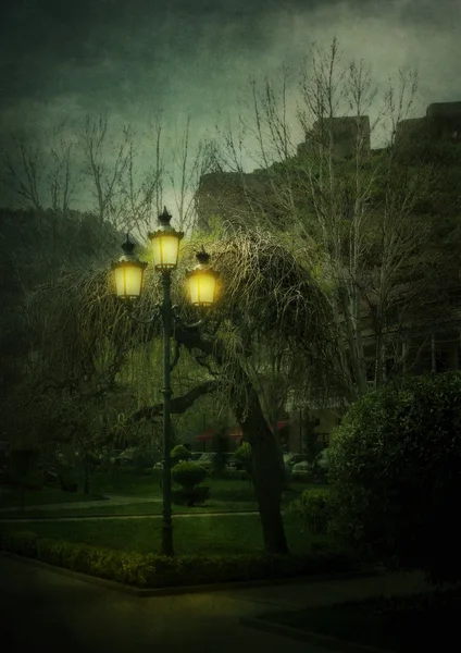 Lanterna na cidade da noite — Fotografia de Stock