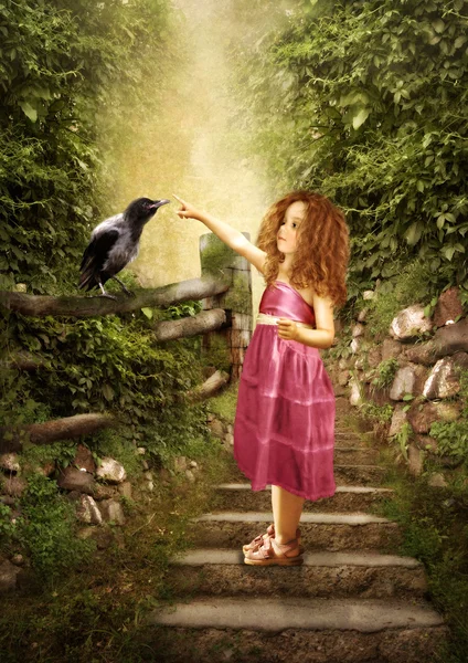 A menina e o pequeno corvo — Fotografia de Stock