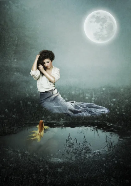 Fille au clair de lune nuit Image En Vente