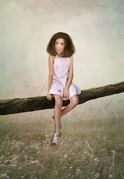 나무에 앉아 어린 소녀 — 스톡 사진