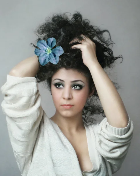 Pige med blomst på hendes hår - Stock-foto