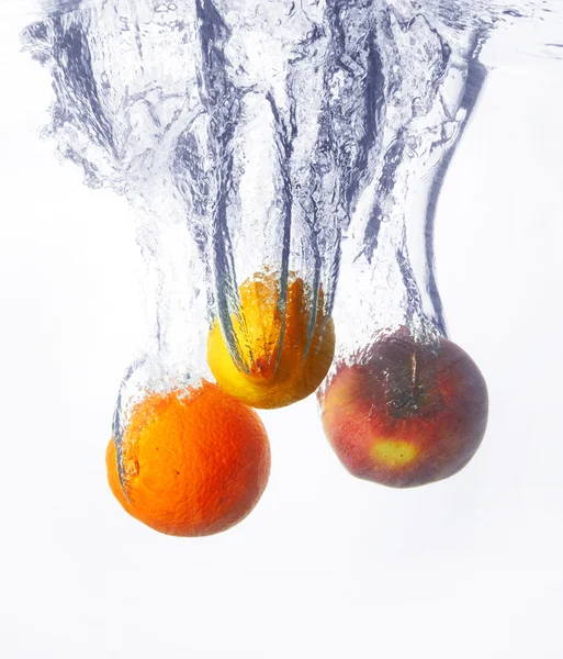 Плоды в воде — стоковое фото