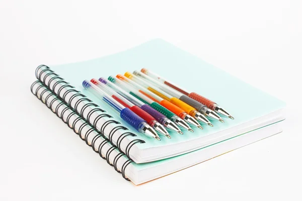 Cadernos e canetas — Fotografia de Stock