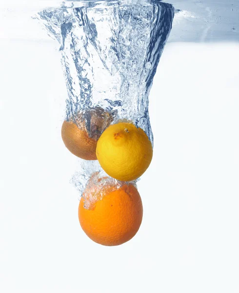 Fruit in water — Stockfoto